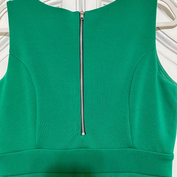 Green Knee Length Sleeveless Dress - Picture 2 of 3